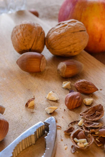Frische Bio Nüsse Und Haselnüsse Auf Holztisch — Stockfoto