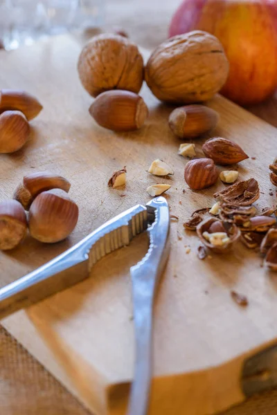 Frische Bio Nüsse Auf Holztisch — Stockfoto