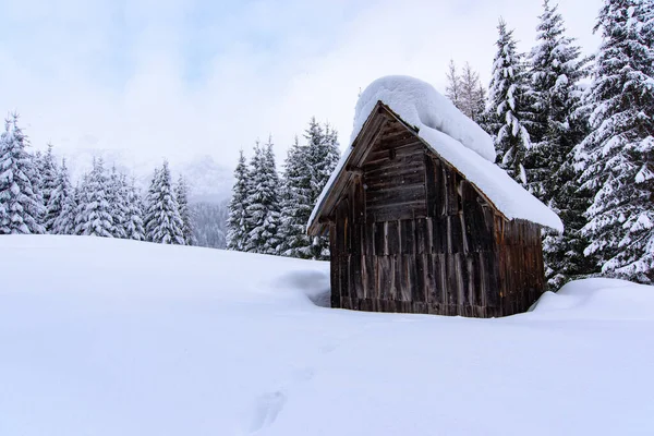 イタリア 山のサパダ村の風景冬の自然 — ストック写真