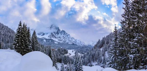 Живописный Зимний Вид Деревни Саппада Горах Италия — стоковое фото