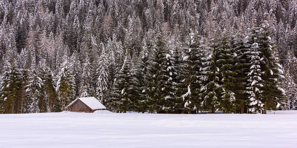 イタリア 山の中のサパダ村の風景冬景色 — ストック写真
