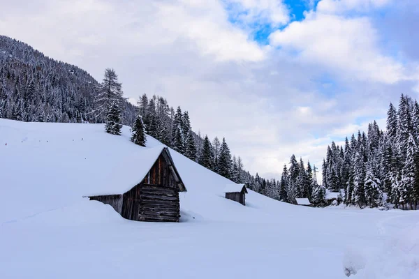 Escénica Vista Invernal Del Pueblo Sappada Las Montañas Italia —  Fotos de Stock
