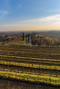  İtalya 'nın tepelerinde güzel bir gün batımı