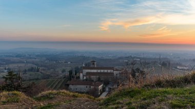  İtalya 'nın tepelerinde güzel bir gün batımı
