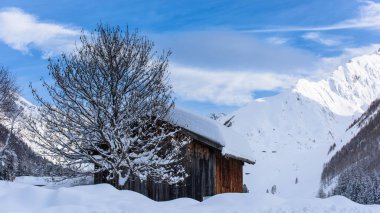 Valle Aurina, Tyrol, İtalya 'daki Casere çevresindeki güzel kış manzarasının manzarası.