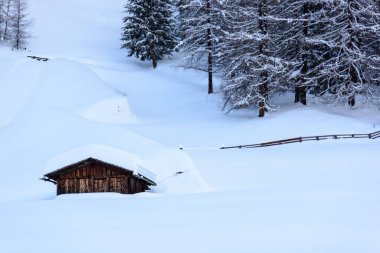 Valle Aurina, Tyrol, İtalya 'daki Casere çevresindeki güzel kış manzarasının manzarası.