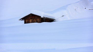 Valle Aurina, Tyrol, İtalya 'daki Casere çevresindeki güzel kış manzarasının manzarası.