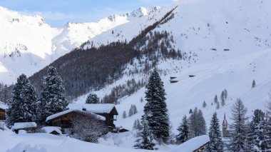 Valle Aurina, Tyrol, İtalya 'daki Casere çevresindeki güzel kış manzarasının manzarası.