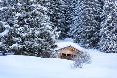 Valle Aurina, Tyrol, İtalya 'daki Casere çevresindeki güzel kış manzarasının manzarası.