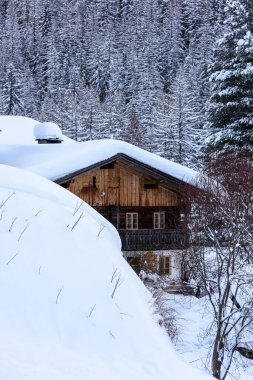 Valle Aurina, Tyrol, İtalya 'daki Casere çevresindeki güzel kış manzarasının manzarası.