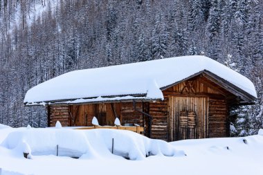 Valle Aurina, Tyrol, İtalya 'daki Casere çevresindeki güzel kış manzarasının manzarası.