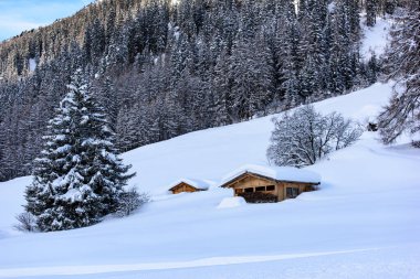 Valle Aurina, Tyrol, İtalya 'daki Casere çevresindeki güzel kış manzarasının manzarası.