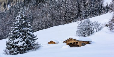 Valle Aurina, Tyrol, İtalya 'daki Casere çevresindeki güzel kış manzarasının manzarası.