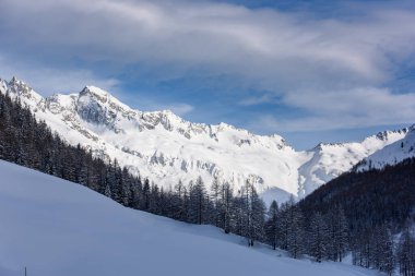 Valle Aurina, Tyrol, İtalya 'daki Casere çevresindeki güzel kış manzarasının manzarası.