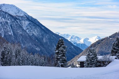 Valle Aurina, Tyrol, İtalya 'daki Casere çevresindeki güzel kış manzarasının manzarası.