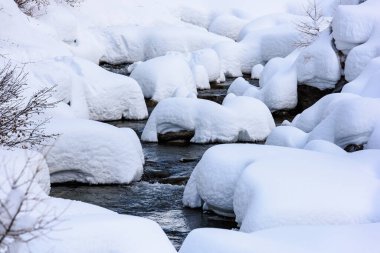 Valle Aurina, Tyrol, İtalya 'daki Casere çevresindeki güzel kış manzarasının manzarası.