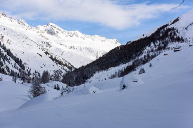 Valle Aurina, Tyrol, İtalya 'daki Casere çevresindeki güzel kış manzarasının manzarası.