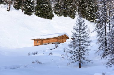 Valle Aurina, Tyrol, İtalya 'daki Casere çevresindeki güzel kış manzarasının manzarası.
