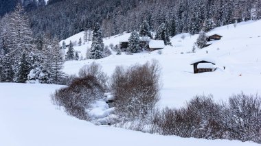 Valle Aurina, Tyrol, İtalya 'daki Casere çevresindeki güzel kış manzarasının manzarası.