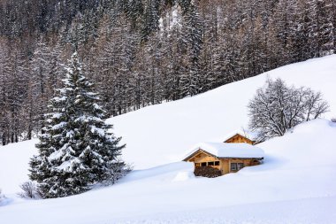 Valle Aurina, Tyrol, İtalya 'daki Casere çevresindeki güzel kış manzarasının manzarası.