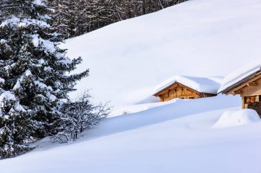 Valle Aurina, Tyrol, İtalya 'daki Casere çevresindeki güzel kış manzarasının manzarası.
