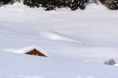 Valle Aurina, Tyrol, İtalya 'daki Casere çevresindeki güzel kış manzarasının manzarası.