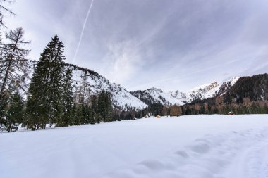 Braies Gölü çevresindeki güzel kış manzarasının manzarası, Güney Tyrol, İtalya 'daki Prag Dolomitleri