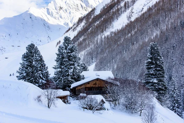 美しい冬の風景の風光明媚なショットヴァレ アウリナのカゼレ周辺 チロル イタリア — ストック写真