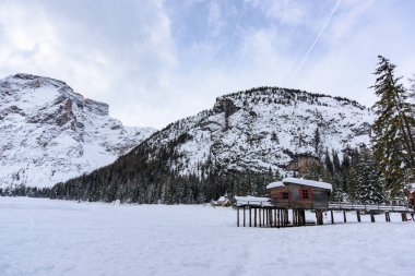 Braies Gölü çevresindeki güzel kış manzarasının manzarası, Güney Tyrol, İtalya 'daki Prag Dolomitleri