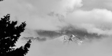 Güzel kar manzaralı Alpe di Siusi, Seiser Alm, Dolomitler, İtalya
