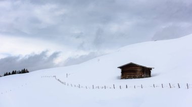 Güzel kar manzaralı Alpe di Siusi, Seiser Alm, Dolomitler, İtalya