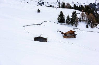 Güzel kar manzaralı Alpe di Siusi, Seiser Alm, Dolomitler, İtalya