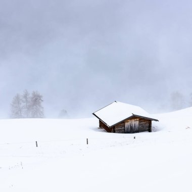 Güzel kar manzaralı Alpe di Siusi, Seiser Alm, Dolomitler, İtalya