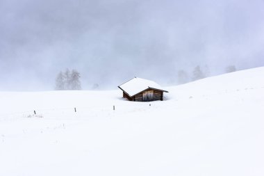 Güzel kar manzaralı Alpe di Siusi, Seiser Alm, Dolomitler, İtalya