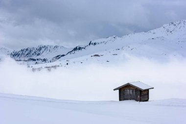 Güzel kar manzaralı Alpe di Siusi, Seiser Alm, Dolomitler, İtalya