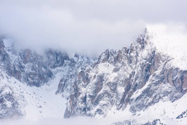 Güzel kar manzaralı Alpe di Siusi, Seiser Alm, Dolomitler, İtalya