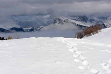 Güzel kar manzaralı Alpe di Siusi, Seiser Alm, Dolomitler, İtalya