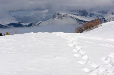 Güzel kar manzaralı Alpe di Siusi, Seiser Alm, Dolomitler, İtalya