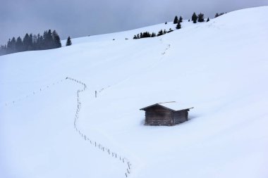 Güzel dağ manzarası ve karlı bir ev.