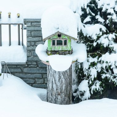 Kar kaplı kuş eviyle Villa Ottone 'un kış manzarası