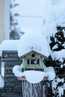 Kar kaplı kuş eviyle Villa Ottone 'un kış manzarası