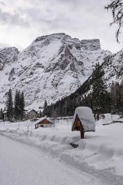 意大利南蒂罗尔Braies湖 Prags Dolomites湖周围美丽冬季风景的风景画 — 图库照片