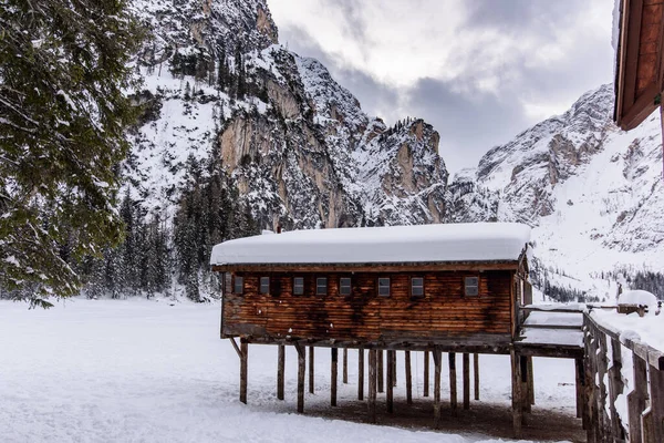 意大利南蒂罗尔Braies湖 Prags Dolomites湖周围美丽冬季风景的风景画 — 图库照片