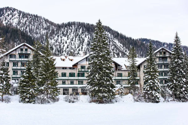 Braies Gölü çevresindeki güzel kış manzarasının manzarası, Güney Tyrol, İtalya 'daki Prag Dolomitleri