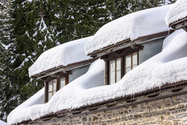 Vecchia Casa Una Neve Coperta Ghiaccio — Foto Stock