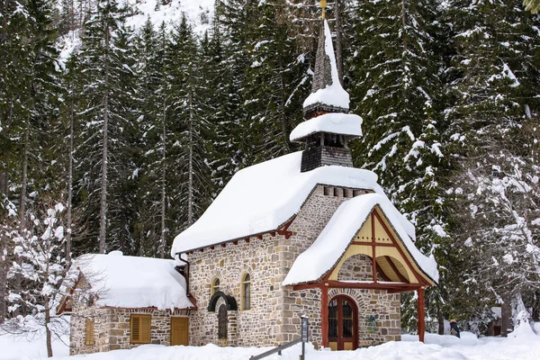 Braies Gölü çevresindeki güzel kış manzarasının manzarası, Güney Tyrol, İtalya 'daki Prag Dolomitleri