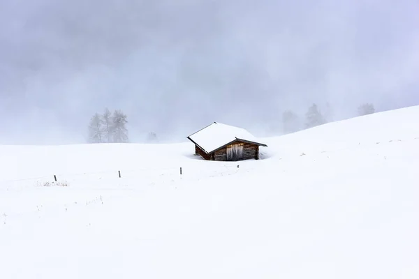 美しい雪の風光明媚なショットはAlpe Siusi Seiser Alm Dolomites イタリアをカバー — ストック写真