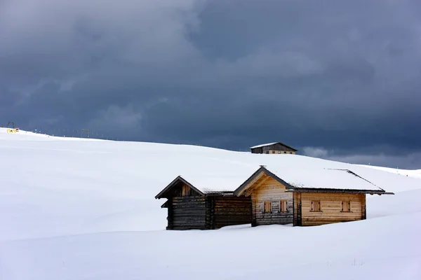 美しい雪の風光明媚なショットはAlpe Siusi Seiser Alm Dolomites イタリアをカバー — ストック写真