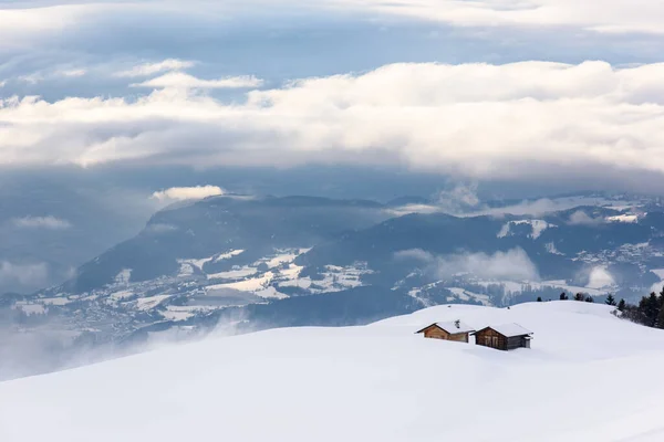 意大利多洛美 塞萨尔奥姆 小草山 美丽雪地的风景照片 — 图库照片