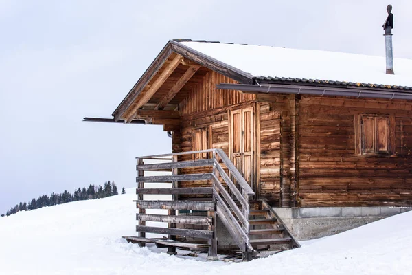 Старый Деревянный Дом Снегу — стоковое фото